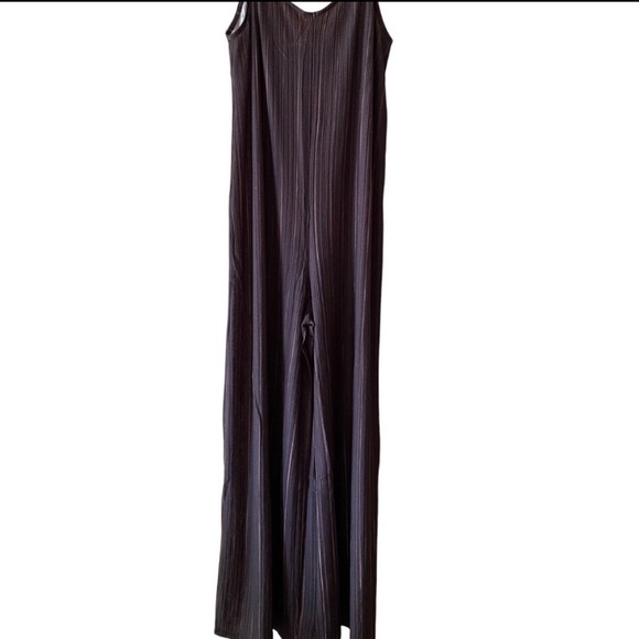 (16)New Adorable And Comfy Ash Black Colored
Jumpsuit, V Neck & Spaghetti Straps - Picture 4 of 8